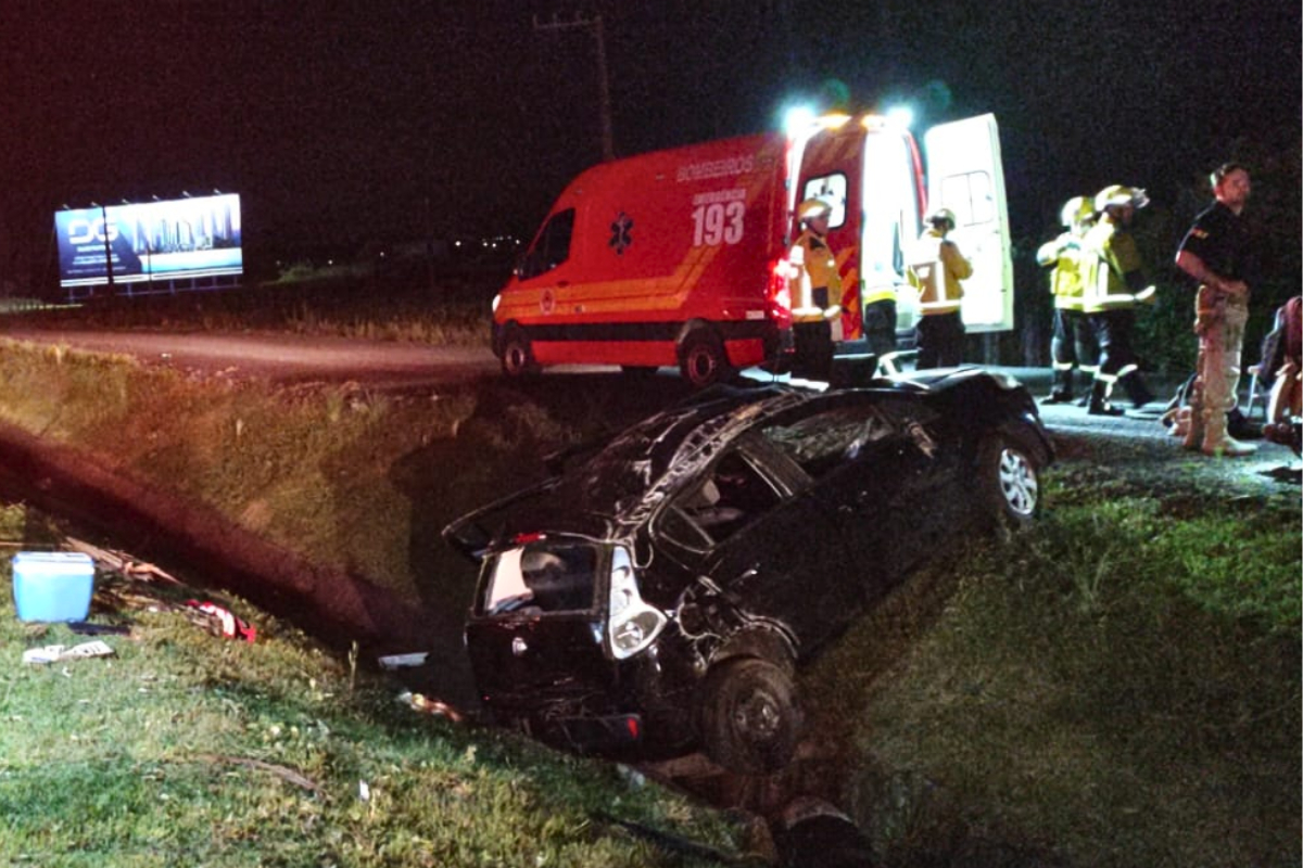 Motorista perde controle, carro capota e cai em valeta na BR-470, em Gaspar