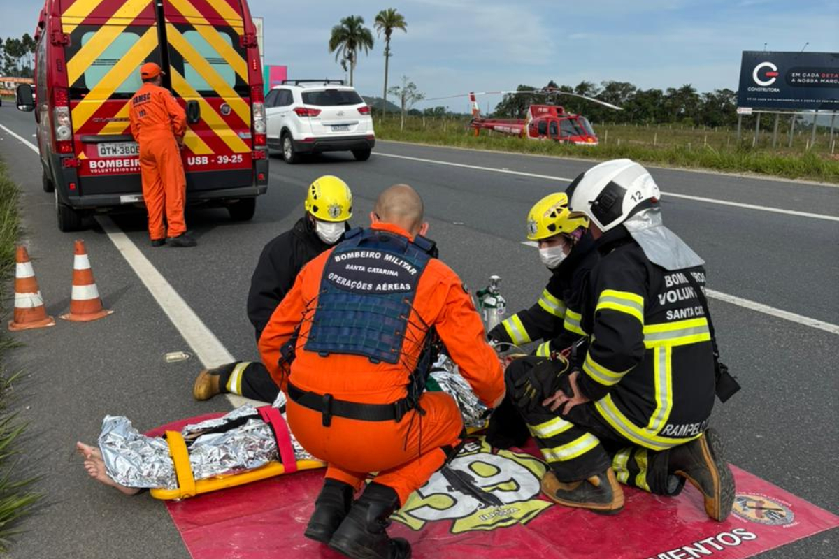 Jovens de 18 anos ficam gravemente feridos em acidente de moto na BR-470, em Ilhota