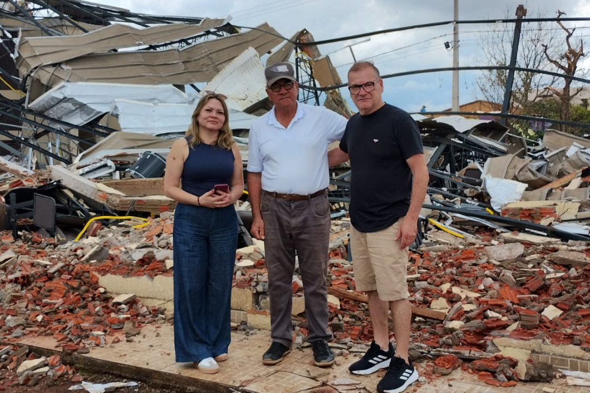 Casal de Gaspar leva doa��es para os atingidos pelo tornado no Paran�