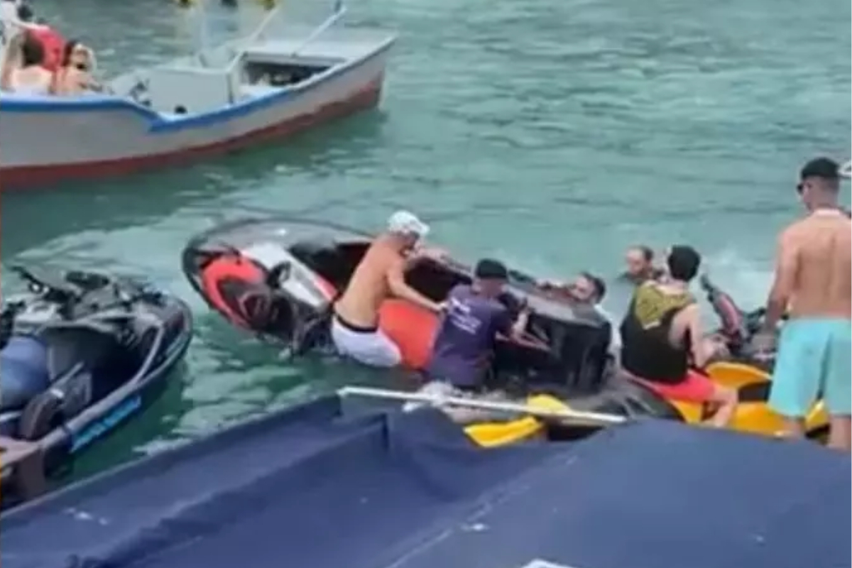 Mulher fica com cabelo preso em motor de jet ski no Caixa d'Aço, em Porto Belo