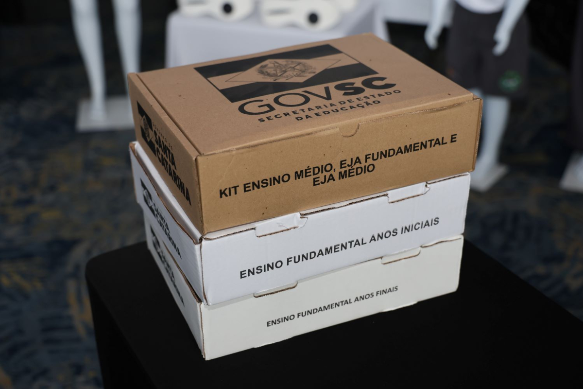Alunos da rede estadual de SC vão receber kits com materiais para o ano letivo de 2026