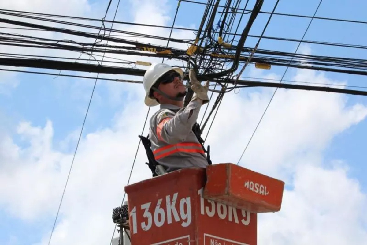 Apagão deixa mais de 59 mil unidades consumidoras sem energia no Litoral de SC