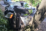 Motorista é hospitalizada após capotar carro em Brusque