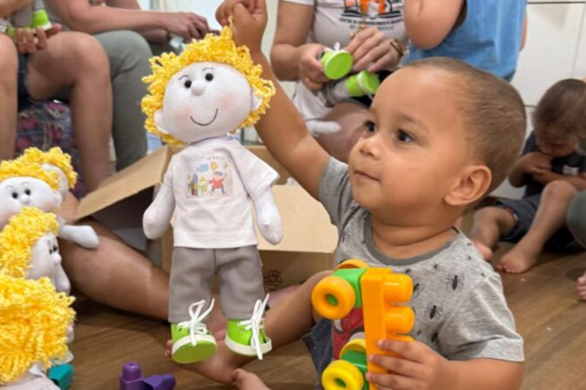 300 alunos recebem mascotes do projeto Conex�o Educa Gaspar