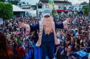 Multidão lota Centro de Gaspar para assistir Carreata de Natal da Havan