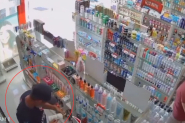 C�mera grava ladr�o furtando farm�cia em Ilhota: ele foi detido por populares e preso pela PM