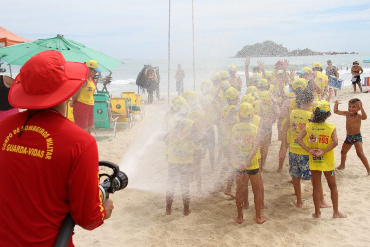 Mais de seis mil crianças devem se formar no Programa Golfinho na alta temporada em SC
