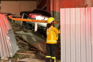 Carro na contramão bate em tapume, para em monte de entulhos e colide contra parede em Gaspar
