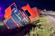 Motorista sai ileso ap�s carreta tombar na BR-470, em Ilhota