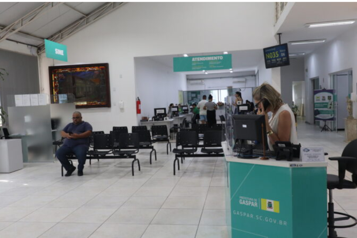 Mais de 1.400 pessoas s�o atendidas no 'Atende F�cil' na primeira semana ap�s f�rias coletivas