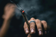 Polícia aplica quase 5 mil multas por uso de drogas em locais públicos em Santa Catarina
