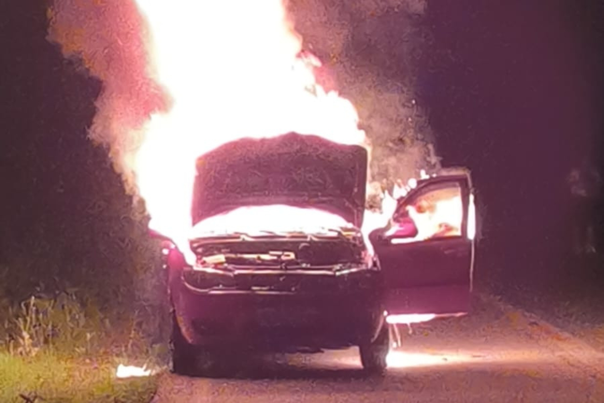 Pane elétrica: incêndio destrói carro na rodovia que liga Brusque e São João Batista