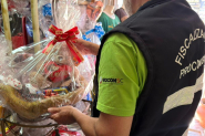 Chocolate com peda�os de vidro leva � apreens�o de produtos vencidos e notifica��o de floricultura na Grande Florian�polis