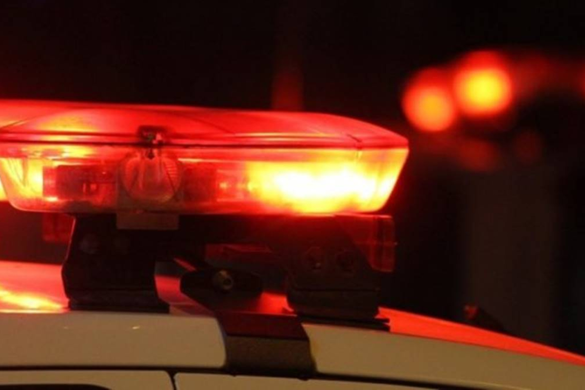 Motorista bêbado colide contra carro, tenta atropelar homem e é contido por tiro em Blumenau