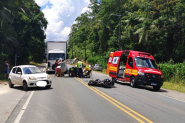 Motociclista fica ferido e mãe e filha saem ilesas em acidente na Ivo Silveira, entre Gaspar e Brusque