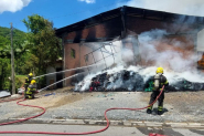 Bombeiros usam 120 mil litros de água para combater grande incêndio em empresa têxtil em Blumenau
