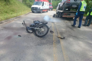 Jovem morre em colisão entre moto e caminhão guincho em Brusque