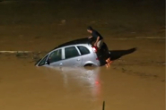 Carro cai no rio em Brusque; motorista pula na água e nada para se salvar