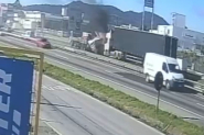 Vídeo mostra Kombi e carro sendo prensados por caminhão na BR em Itajaí: pai, mãe e avó morrem e menino fica gravemente ferido
