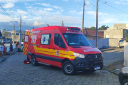 Três pessoas são hospitalizadas após criança descer rua de bicicleta e atingir motociclista em Gaspar