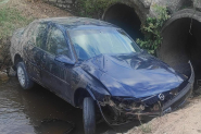 Carro capota e cai em vala no Gaspar Grande: tr�s pessoas s�o hospitalizadas