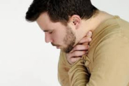 Homem engasga com peda�o de carne e sobrevive gra�as � r�pida a��o de populares em Ilhota