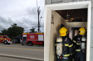Inc�ndio atinge constru��o com tr�s quitinetes no Po�o Grande, em Gaspar