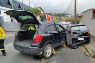 Motorista é hospitalizada após colidir contra três carros estacionados na Margem Esquerda, em Gaspar