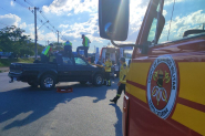 Motociclista � projetado e cai sobre teto de carro em acidente em Gaspar