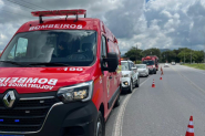 Carro capota após colisão com caminhão em Ilhota