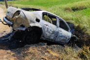 Carro ca�do em vala � destru�do por inc�ndio no Barrac�o, em Gaspar