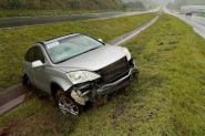 Carro com adultos e criança sai da pista e cai em valeta na BR-470, em Ilhota
