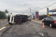 Motorista se assusta com faixa elevada, freia e tomba caminhão em Itajaí