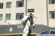 Avião bate em prédio, cai e deixa dois mortos em Belo Horizonte