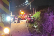 Carro colide contra barranco no bairro Macuco e duas pessoas são hospitalizadas
