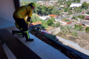 Sacada de casa desaba e fam�lia fica ferida durante comemora��o do Dia das M�es em Blumenau