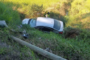 Carro colide contra poste e cai em vala no Braço do Baú, em Ilhota
