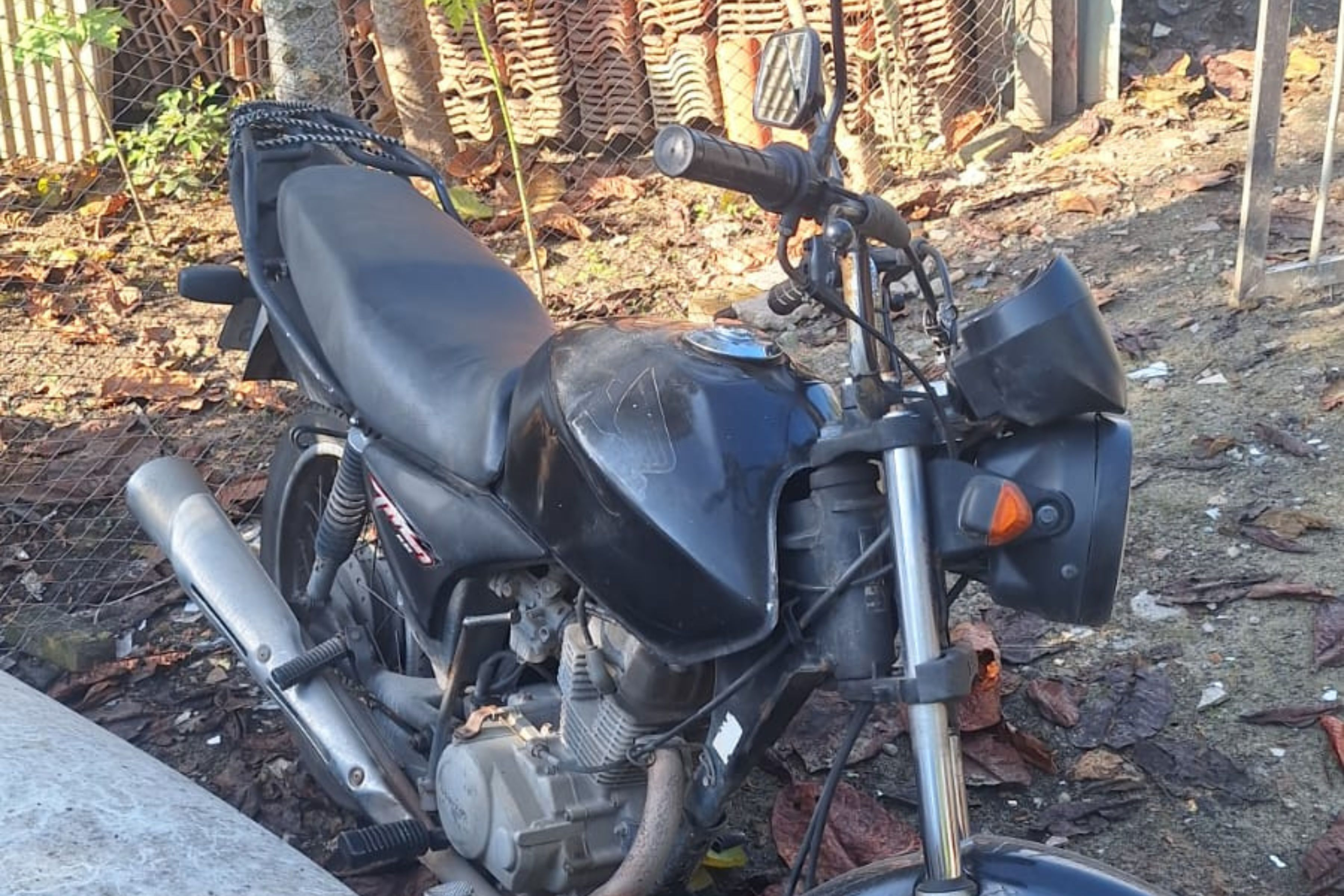 Mulher se desequilibra, cai de moto e acaba hospitalizada ap�s acidente em Ilhota