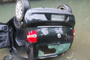 Carro cai em ribanceira e fica parcialmente submerso em ribeir�o em Blumenau