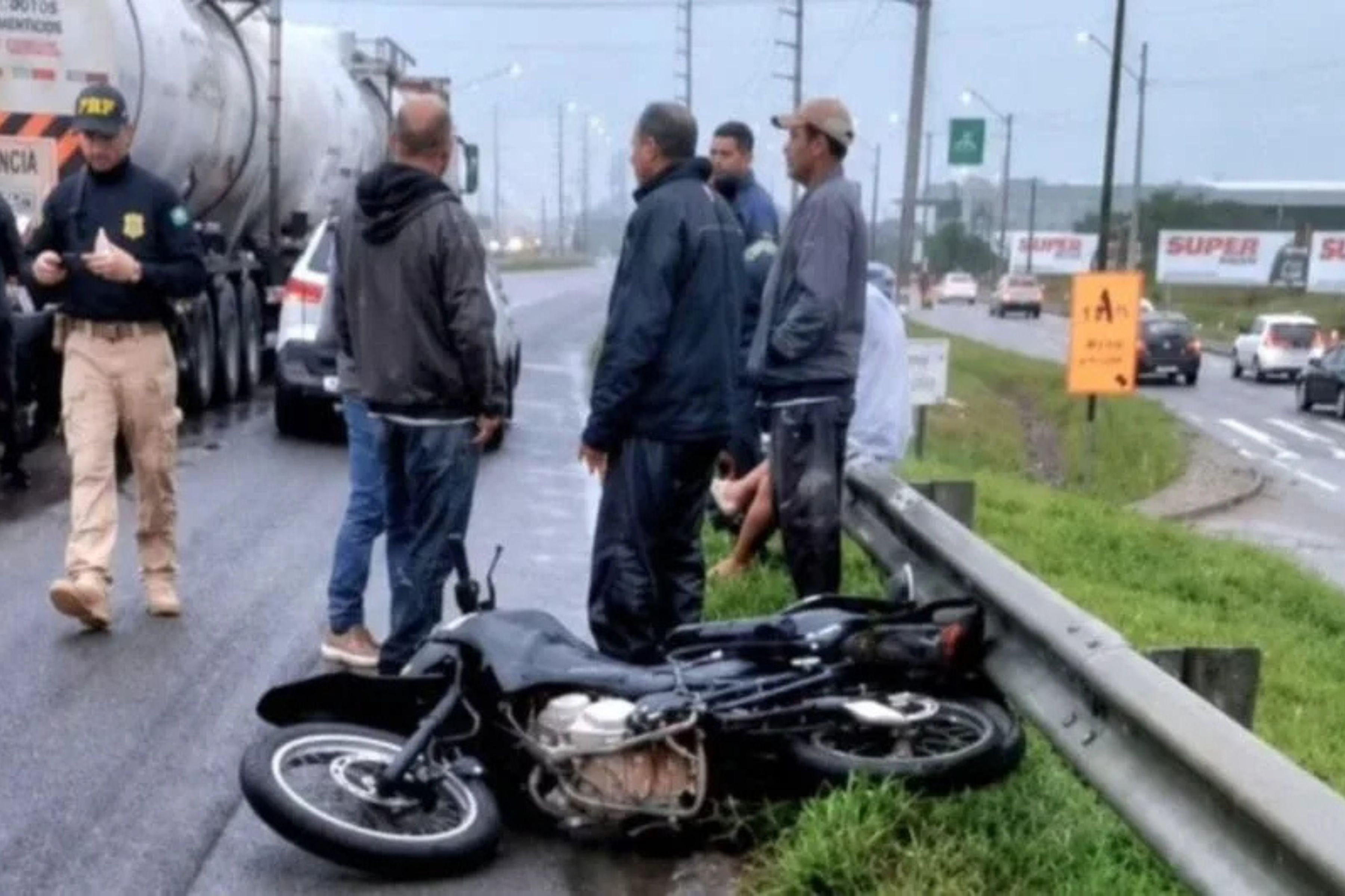 M�e e filha morrem em grav�ssimo acidente de moto na BR-101, em Itaja�