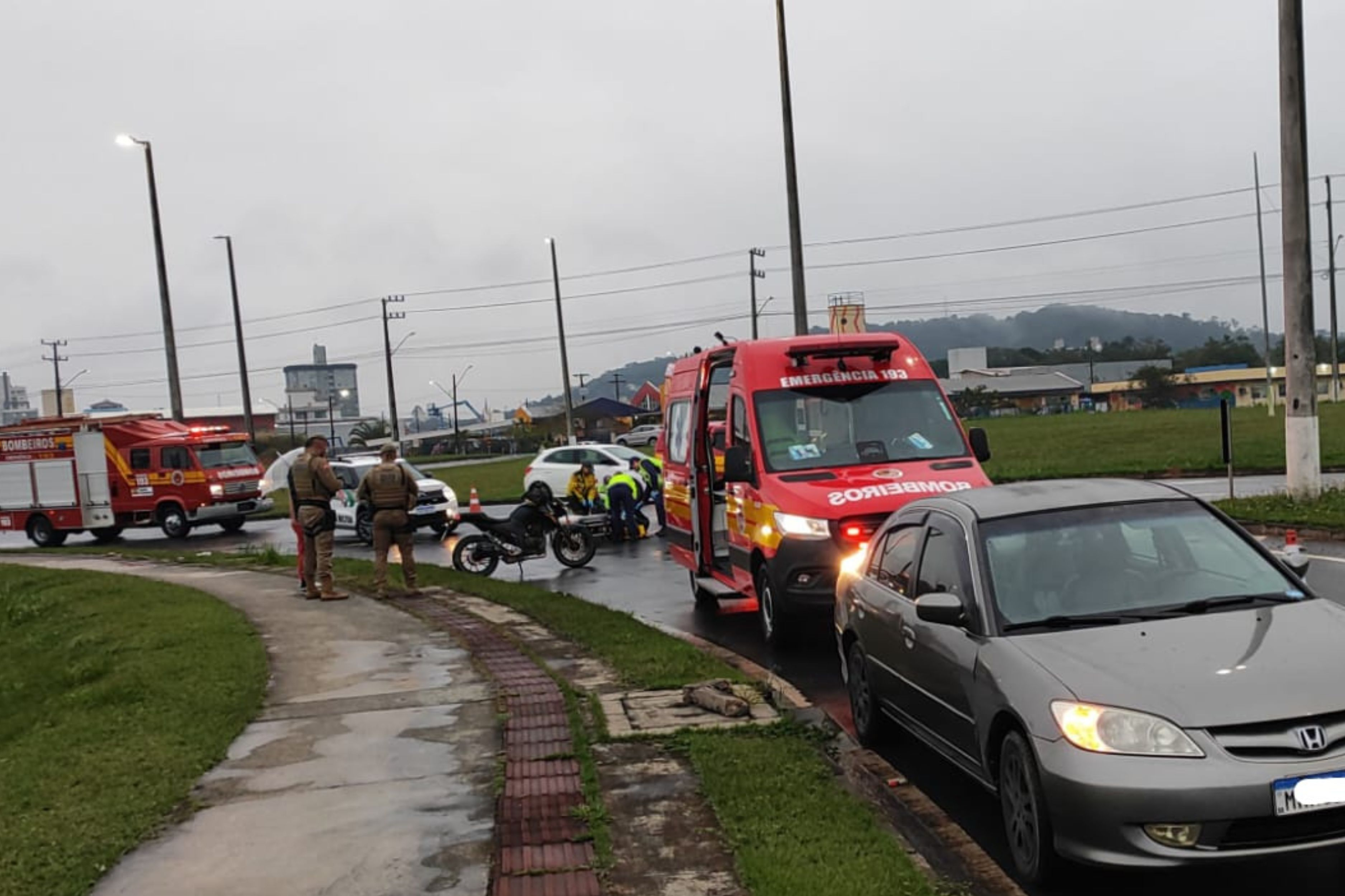 Semana come�a com acidente no contorno de acesso ao Santa Terezinha, em Gaspar