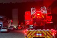 Funcion�rios controlam inc�ndio em estufa de defuma��o de alimentos no Belchior, em Gaspar