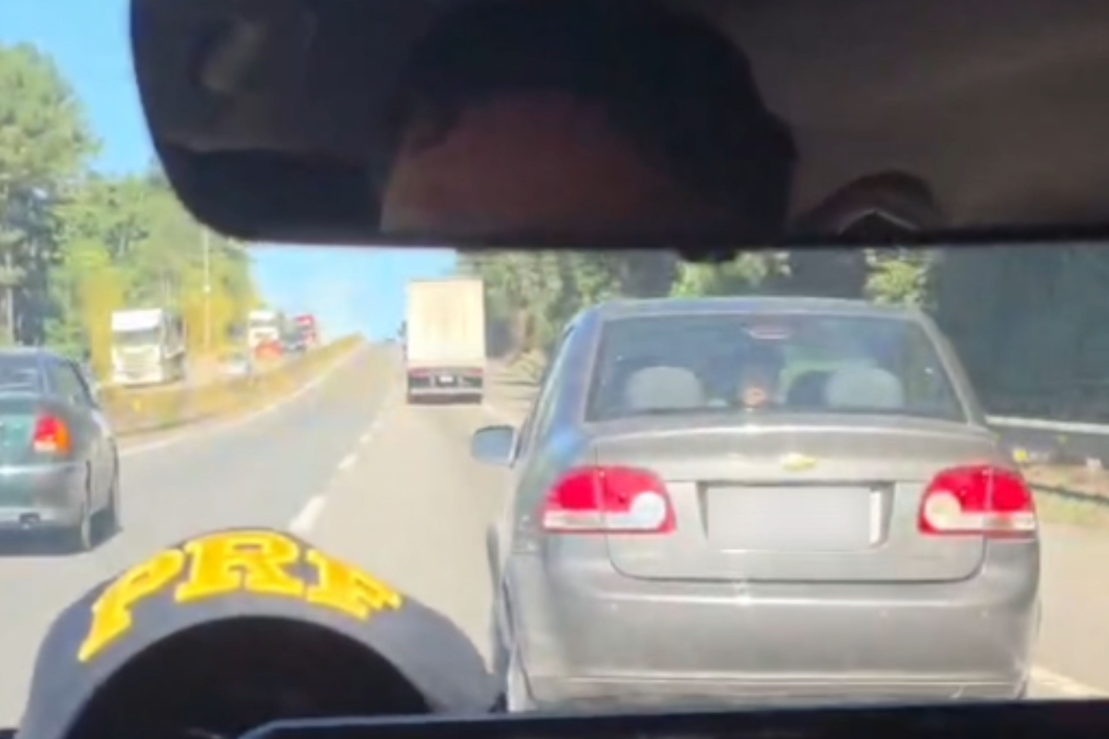 Fam�lia inteira � flagrada pela PRF sem cintos de seguran�a na BR-101
