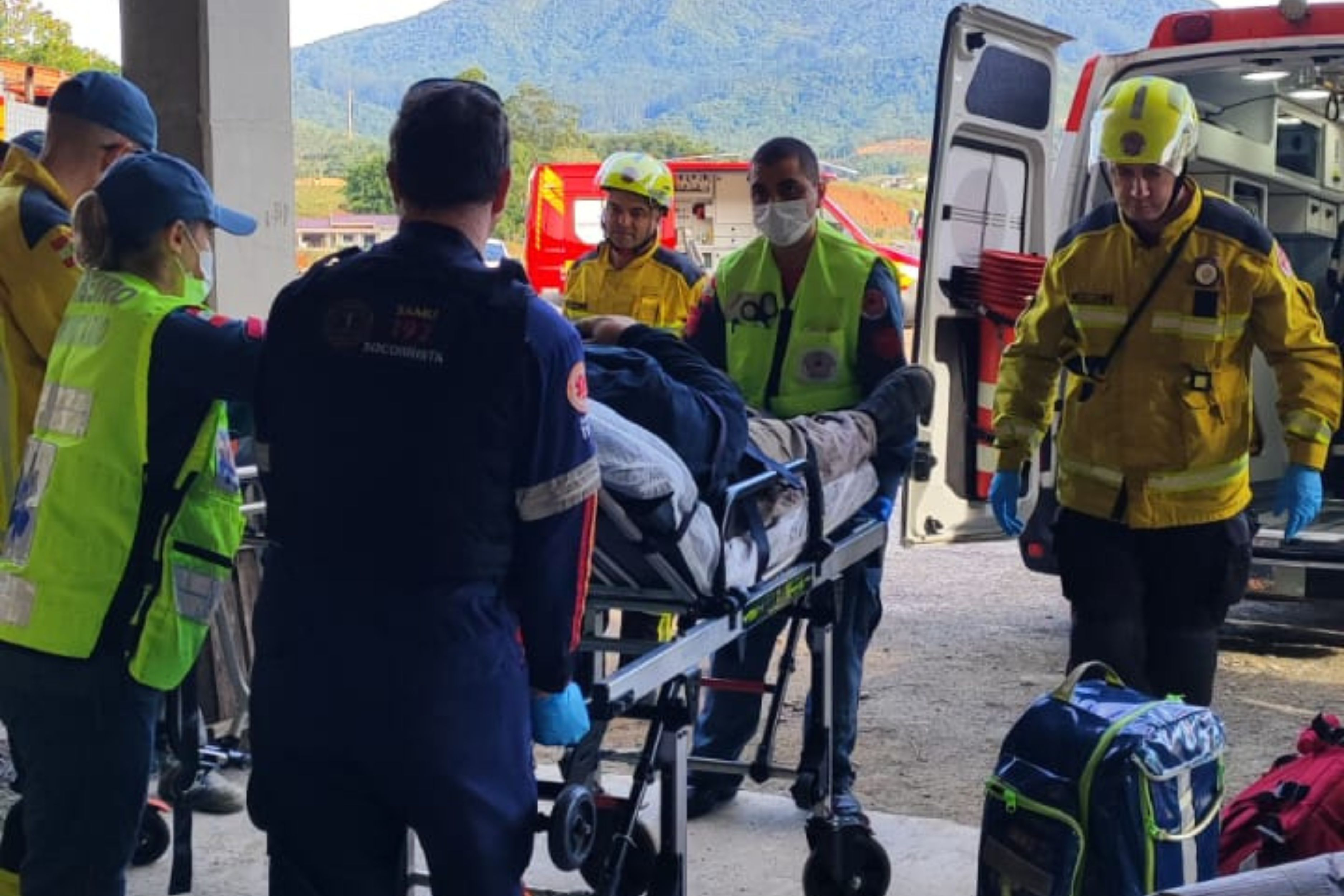 Homem fica com a cabe�a presa em m�quina de blocos de concreto em Gaspar