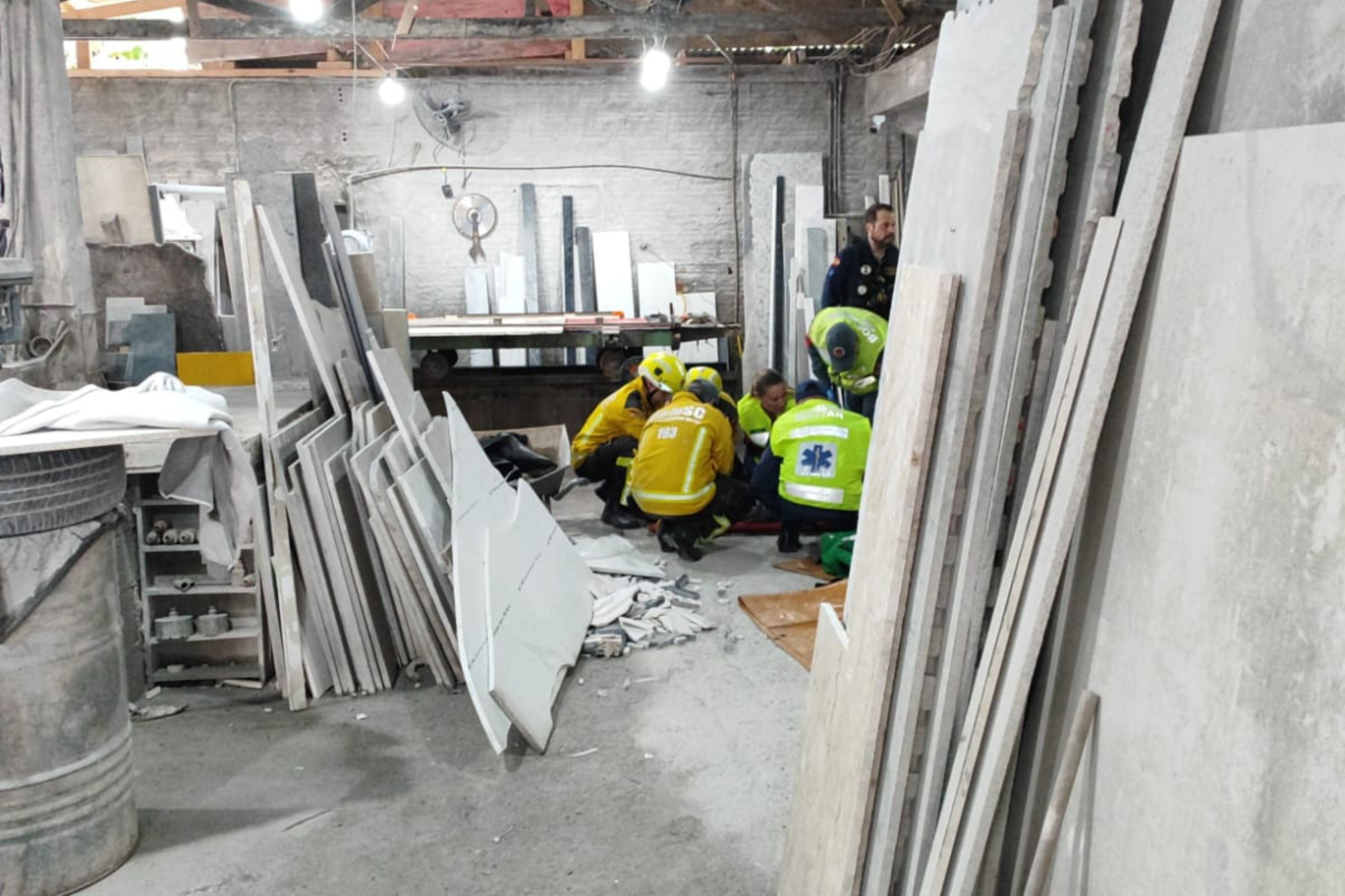 Chapas de m�rmore cedem e deixam trabalhadores com as pernas presas em empresa de Gaspar