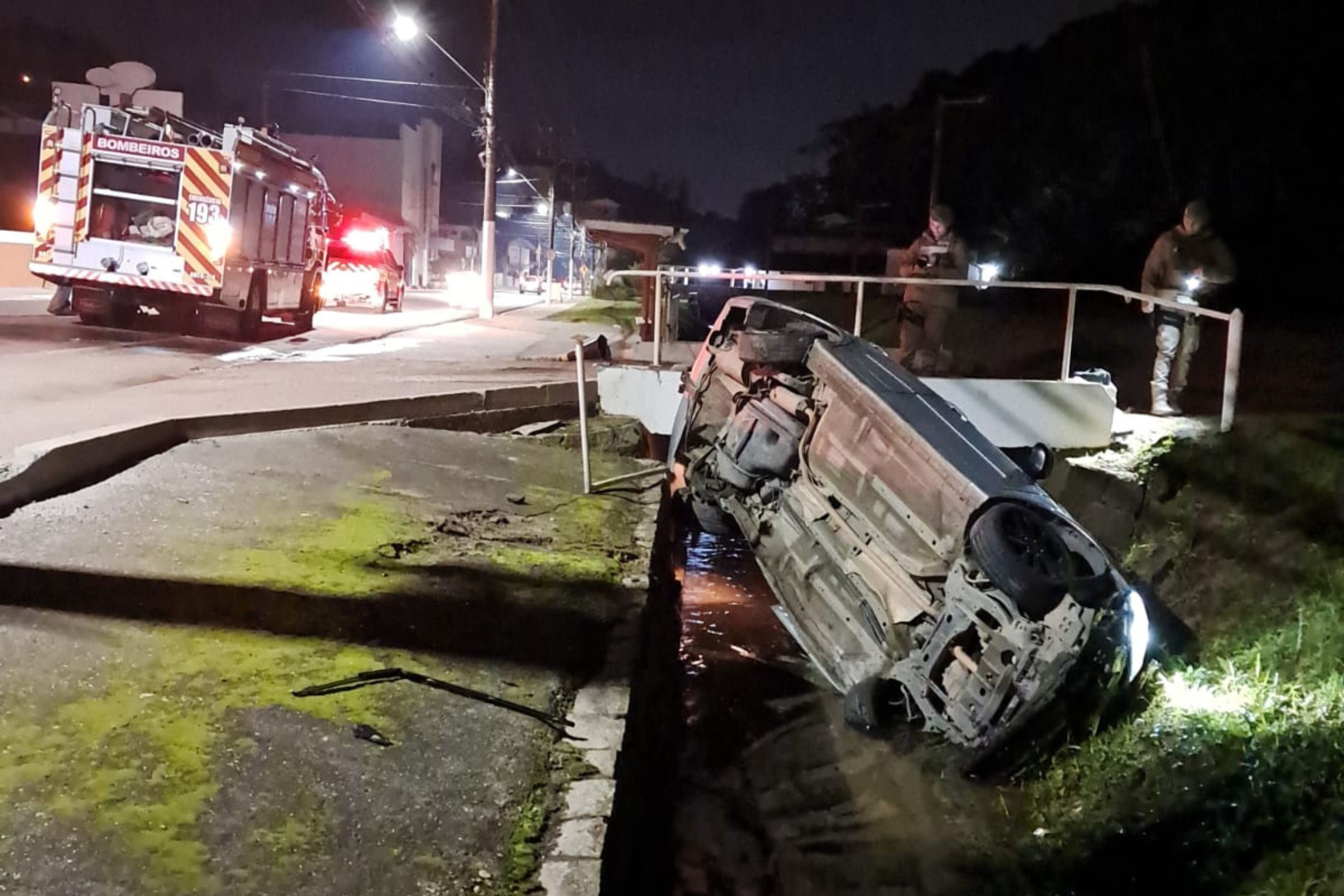 Motorista � ejetado ap�s carro capotar e cair em ribeir�o em Brusque