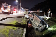 Motorista � ejetado ap�s carro capotar e cair em ribeir�o em Brusque
