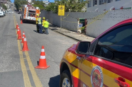 Mulher fica inconsciente ap�s bater carro contra muro de escola em Brusque 