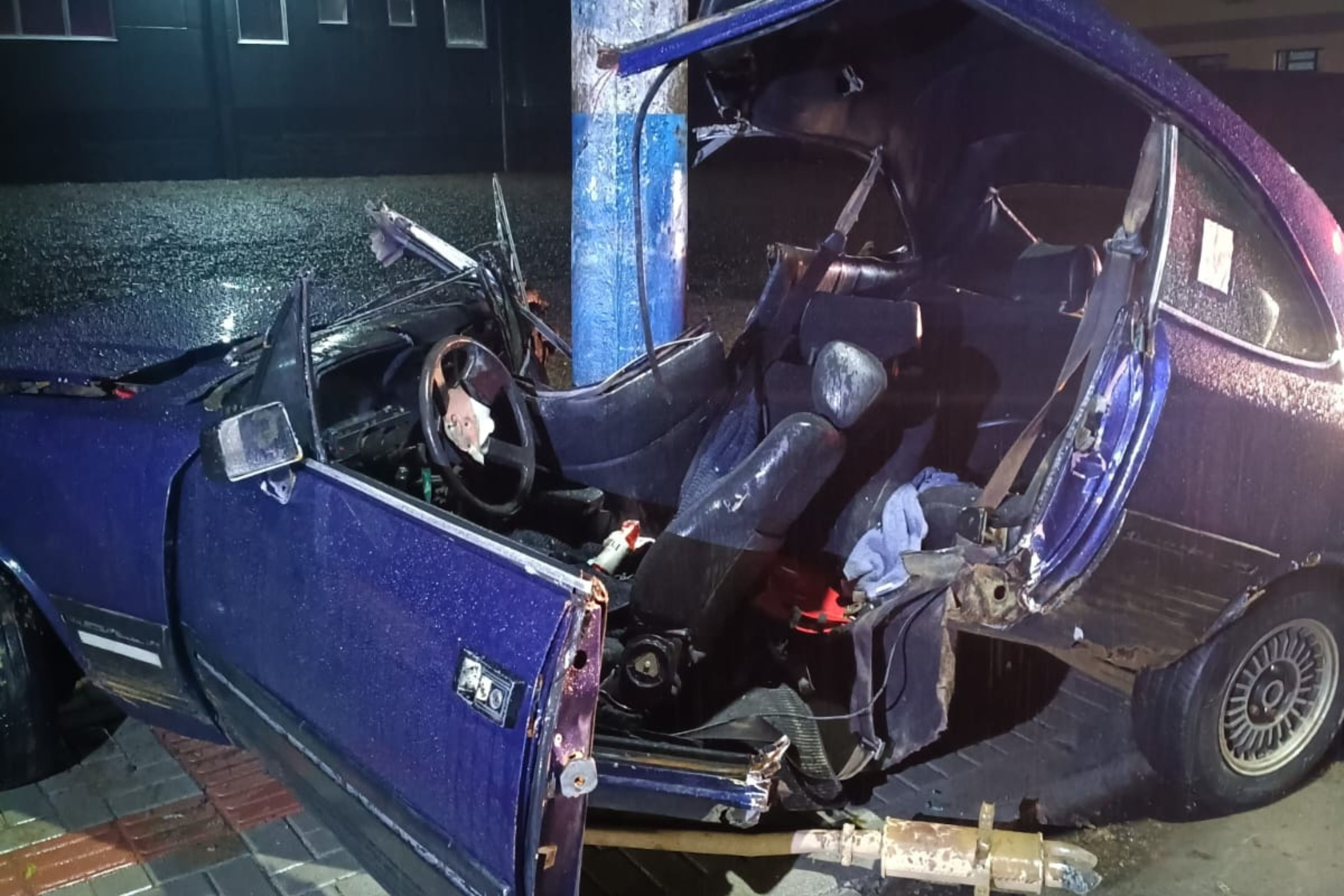 Carro fica totalmente destru�do em colis�o contra poste em Indaial