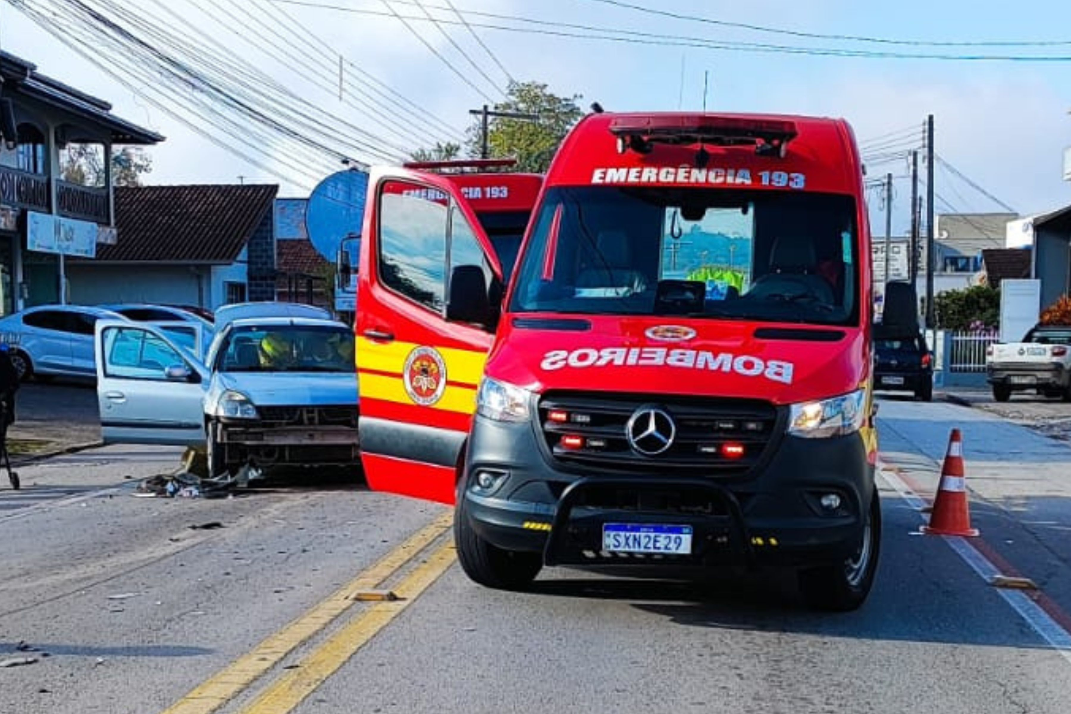 Colis�o frontal deixa homem ferido na Nereu Ramos, em Gaspar